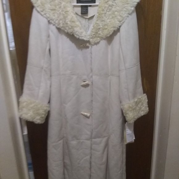 Terry Lewis Classic Luxuries. faux fur long coat. - Picture 8 of 8